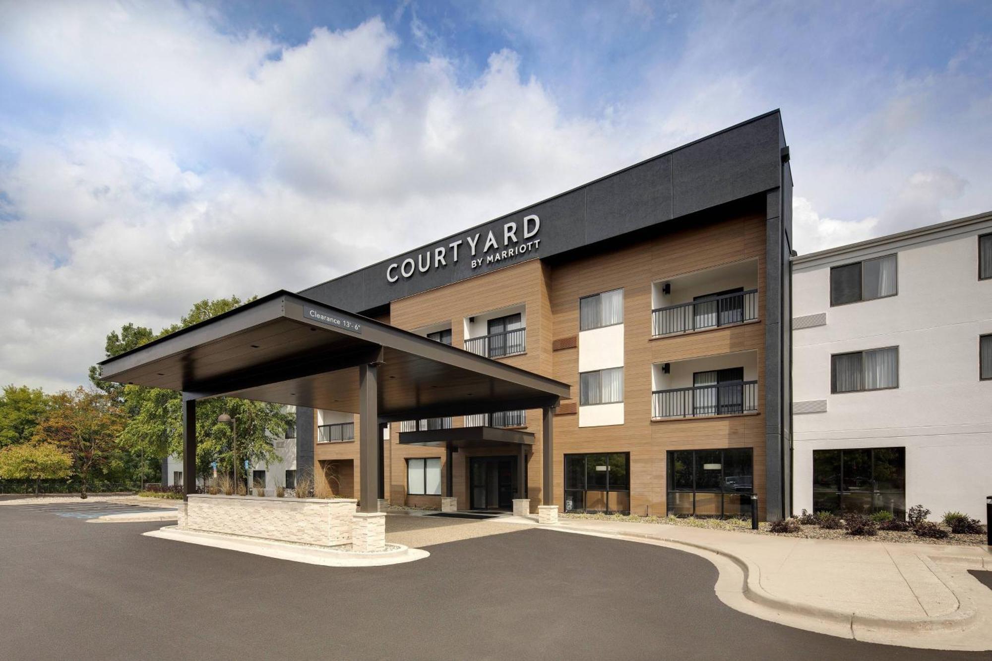 Courtyard Grand Rapids Airport Hotel Exterior foto